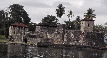 San Felipe erőd,  Karib tenger Rio Dulce  2km Kuba